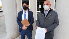 El portavoz municipal del PSOE, Tino Fern�ndez, sostiene la denuncia presentada contra Ence en presencia del abogado Pedro Hermida Paredes