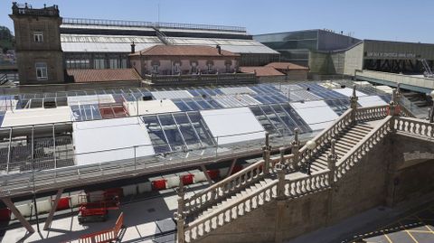 Nueva cubierta acristalada instalada sobre el p�rking de la estaci�n de tren, que cubre parcialmente la antigua fachada del edificio.