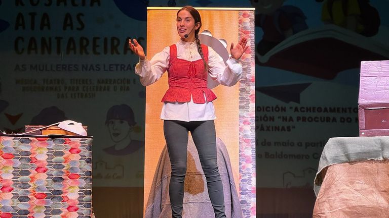 Un momento da representacin do espectculo Dende Rosala ata as cantareiras, da compaa A Xanela do Maxn