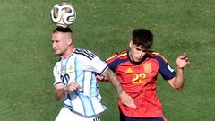 Pau Cubars�, en la imagen en un duelo con Mac Allister, es una de las grandes noticias de este Mundial. 
