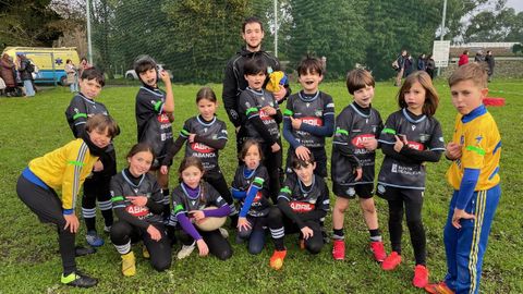 Los jugadores del Crat Rugby Coru�a con los brazaletes de la AECC
