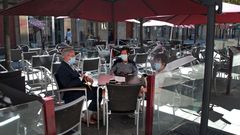 Los tres �ltimos clientes de uno de los bares que tuvieron que cerrar esta ma�ana en el centro de Monfrote apuran sus consumiciones
