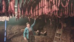 Celsa vigila los chorizos que ahuma de modo tradicional en su bodega con madera de roble