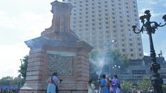 Mujeres mazahuas queman incienso en el pedestal donde se encontraba el monumento de Crist�bal Col�n en Ciudad de M�xico