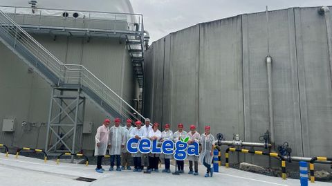 Los visitantes posan para la foto de grupo en la planta de Celega