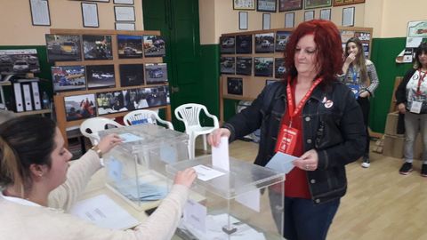 La portavoz del grupo municipal socialista, Mar Pi�eiro,votando en las pasadas elecciones de mayo