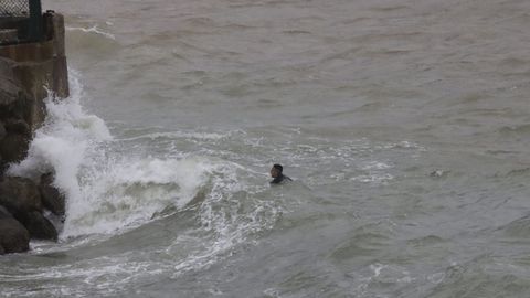 Imagen de archivo de un migrante entrando a nado en la ciudad espa�ola de Ceuta.