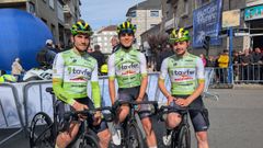 �ngel S�nchez, Lois de Jes�s y Diego L�pez, ciclistas del Tavfer-Ovos Matinados-Mort�gua, en la salida de la cuarta etapa de O Gran Cami�o, en Xinzo de Limia.