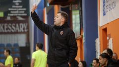 David Rial durante el encuentro de este s�bado ante el Ceut�, el �ltimo como t�cnico burelista