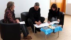 �ngeles Pacoret, Daniel P�rez e Sol Agra, durante a sinatura do convenio de colaboraci�n