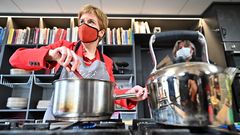 Nicola Sturgeon hizo este lunes campa�a en una escuela de cocina