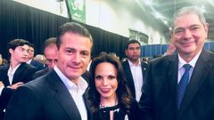 Lizabeth Quintero, en el centro, con el expresidente mexicano Enrique Pe�a Nieto