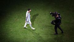 Leo Messi, seguido por una c�mara de televisi�n, antes de la ceremonia de entrega de la Copa del Mundo en Catar