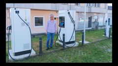 El alcalde, junto a algunos de los puntos de recarga de coches el�ctricos en Mondo�edo