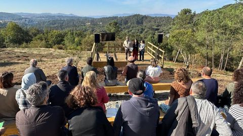 Acto de ayer en el Pedroso, con una de las estructuras que a modo de mirador se realizaron con el taller de empleo