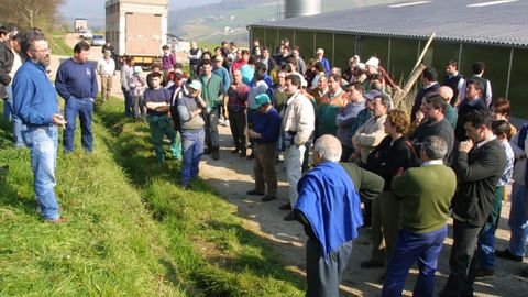 Constantino Pulpeiro, a la izquierda, dirigi�ndose a los ganaderos el d�a, en febrero del 2001, en que fueron recogidas vacas en una granja de Barreiros para ser sacrificadas tras detectarse un caso de las  vacas locas 