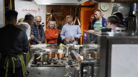 Los participantes, siguiendo los pasos del chef