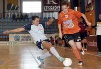 Tain�, goleadora en el derbi gallego, sufre la defensa de la exburelista Raquel de Souza. 