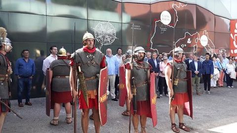 Un escuadrón romano, ayer, ante el stand del Ayuntamiento de Gijón en la Feria de Muestas, que recrea el pasado romano de la ciudad