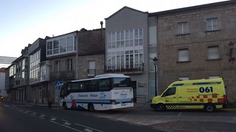 La parada del bus en Trives esta delante del consistorio