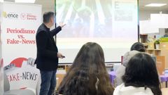 C�sar Rodr�guez, en una charla en el IES A Xunqueira I de Pontevedra