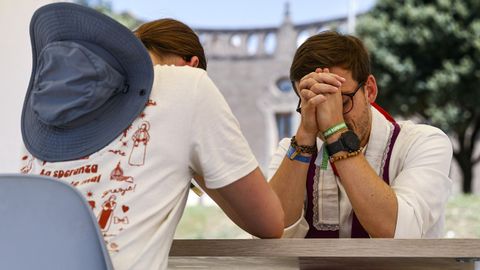 Un cura confiesa a una joven en el Jubileo de los Jvenes.