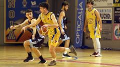 Mario, con el bal�n, en una acci�n del partido entre el Berberecho y el Cambre.