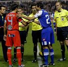 Borja Oubi�a y Juan Carlos Valer�n se saludan en el derbi de la Liga pasada que se disput� en Riazor.