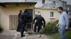 Agentes de la Polic�a intervienen en A Coru�a, en el barrio de A Sardi�eira, ante una okupaci�n