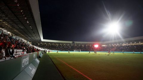 Visin de A Malata, con la iluminacin nueva del estadio.