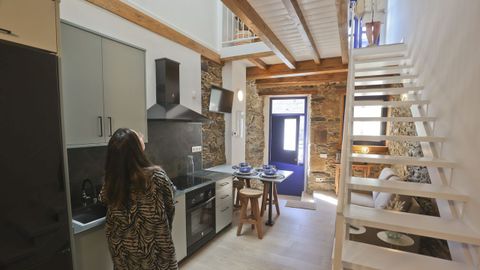 En el bajo está ubicada la cocina y sala de estar, un cuarto de baño y una sala de servicios 