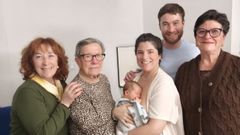 De izquierda a derecha, Mar Fern�ndez Montouto, Mar�a Teresa Montero Rodr�guez, Roi Mor�n Rodiel, Sara Mor�n Camacho, Iv�n Rodil Fern�ndez y Mar�a Teresa Montouto Montero, en Santander.