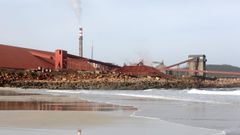 Vista del complejo de Alcoa desde la playa de A Limosa