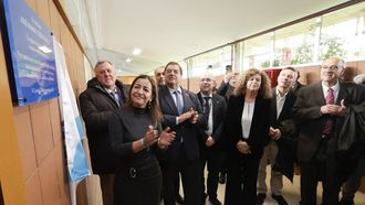 La conselleira do Mar, Marta Villaverde, descubri la placa conmemorativa en recuerdo a la labor docente del catedrtico de navegacin Jos Manuel Costas