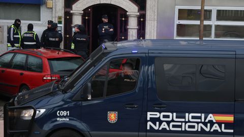 Agentes en el registro de una vivienda en Vilanova