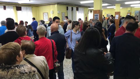 Colas para votar en el colegio El Bosqu�n de El Entrego