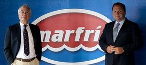 El presidente de Marfr�o, Pedro Otaegui -izquierda-, y el director general, Santiago Montejo, ante el logo de la compa��a de Mar�n.