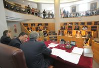 El presidente de la Diputaci�n (en el medio) Valent�n Gonz�lez, durante la celebraci�n del pleno de ayer.