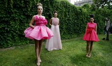 Eva Soto (derecha) posando con sus modelos antes de que la lluvia obligase a suspender el desfile. 