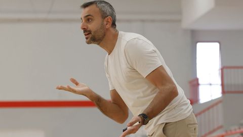 Alberto Ruiz de Galarreta da instrucciones en un partido del Celtas Galicia Playa.