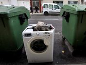 <span lang= es-es >Lavadora en Camilo Jos� Cela</span>. Apareci� este fin de semana en una de las calles que, seg�n Longa, es de las que m�s intervenciones fuera de guion suelen necesitar por la presencia de enseres.