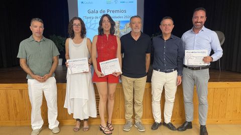 Los responsables del GDR y los premiados, ayer en Baio