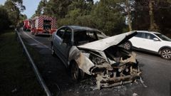El veh�culo calcinado sufri� importantes da�os cuando circulaba por la carretera de la costa