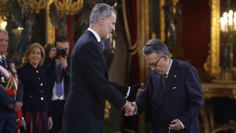 El rey Felipe VI se acerca a estrechar la mano al jurista Miguel Herrero de Min, uno de los padres de la Constitucin, en el Saln del Trono del Palacio Real