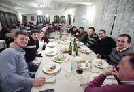 <span lang= es-es >Cena de equipo</span>. El pasado s�bado el Embutidos Lalinense cen� en el mes�n Os Arcos de Lal�n tras conseguir la victoria frente al OAR en el partido liguero. El equipo se conjur� para continuar con la buena din�mica de resultados que les puede aupar, como m�nimo, a la tercera plaza. 