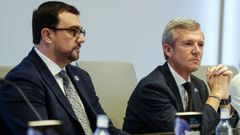 El presidente del Principado, Adrián Barbón (izda), y el de la Xunta, Alfonso Rueda, asisten a la presentación del libro 'Territorio de encuentro. Gestión de asuntos públicos y agenda local', de Guillermo Martínez, este martes