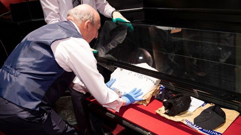 | REUTERS.La polic�a belga expone las evidencias en la sala donde se celebr� el juicio por la masacre del Museo Judio de Bruselas