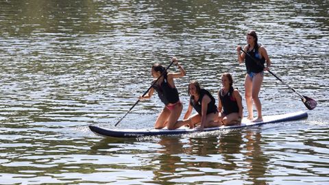 Un grupo de participantes en la edicin del 2015 de la Ruta Quetzal (que discurri por el Camino Francs) realizando prcticas de surf con remo durante una parada en el municipio de Portomarn