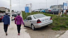 Coches estacionados en el entorno del Chuac, en la zona de Eir�s