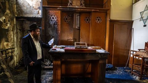El rabino de Rouen, Chmouel Lubecki, en la sinagoga de la ciudad de Normand�a.